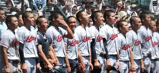 일본 내 한국계 민족학교인 교토국제고교 학생들이 23일 일본 효고현 니시노미야 한신 고시엔구장에서 열린 전국고교야구선수권대회(여름 고시엔)에서 한국어 교가를 부르는 모습. 사진=뉴스1