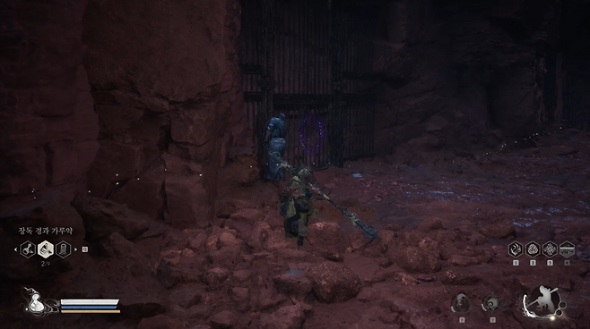 - 감옥을 봉인하고 있는 보라색 문양