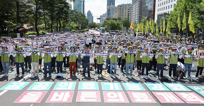 보건의료노조 조합원들이 지난달 10일 오전 서울 여의도 국회 앞에서 가진 공공의료 강화의 날 결의대회에서 구호를 외치고 있다. [사진=뉴스1]