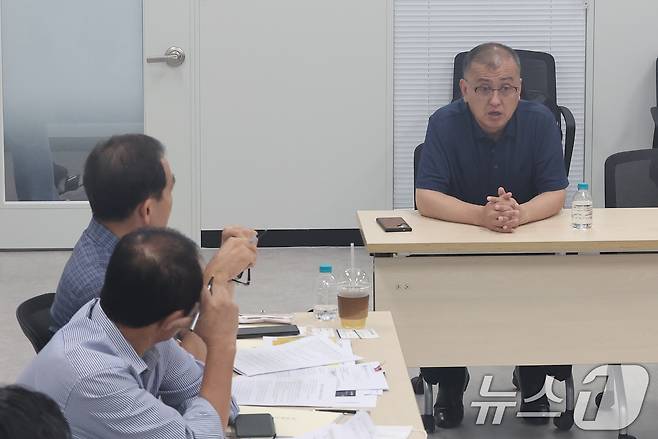 김학균 배드민턴 국가대표팀 감독이 16일 서울 송파구 올림픽회관에서 진행된 진상조사위원회에 출석해 진술하고 있다. 대한배드민턴협회는 2024 파리올림픽 배드민턴 여자 단식 금메달리스트 안세영이 협회의 선수 관리 및 훈련 방식 등에 문제를 제기하고 나선 것과 관련해 진상조사위원회를 진행했다. 2024.8.16/뉴스1 ⓒ News1 김성진 기자