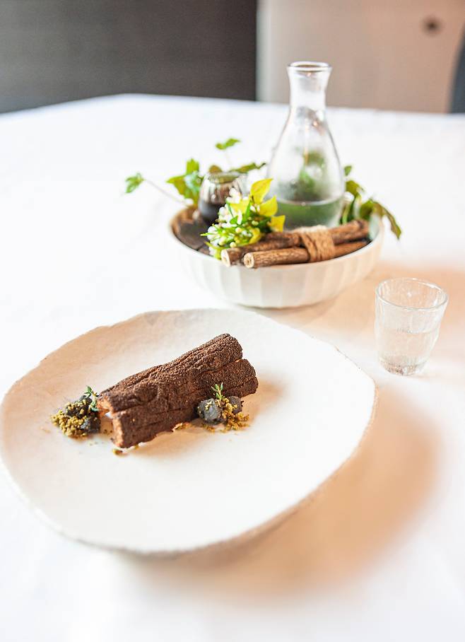 정식당의 새로운 메뉴 '울릉 메이플'. 울릉도에서 채취한 고로쇠를 아무런 첨가물 없이 끓여낸 소스를 마스카포네 치즈, 화이트 초콜릿, 피스타치오 등으로 만든 나무 모양의 디저트와 함께 만들어 먹는 것이 특징이다. /정식당