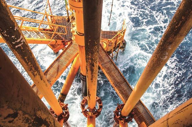 심해에서 석유를 시추하는 파이프.&nbsp;