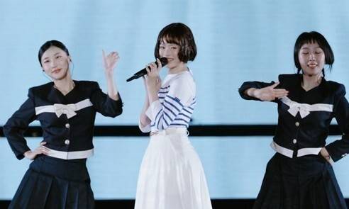 지난 6월 일본에서 뉴진스의 하니가 ‘푸른 산호초’를 부르는 모습. 어도어 제공