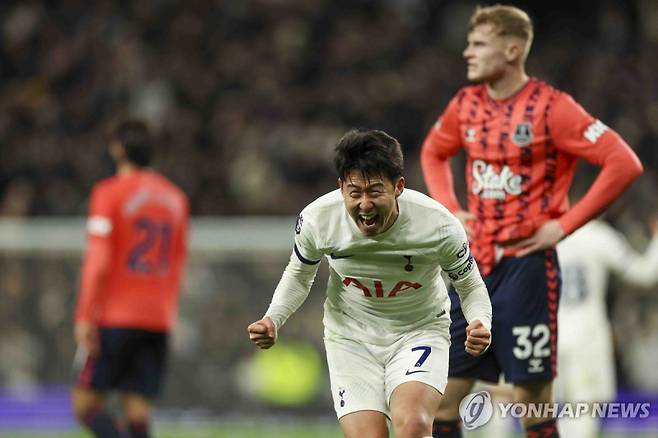 에버튼전에서 골 세리머니를 펼치는 손흥민.  [AP=연합뉴스]