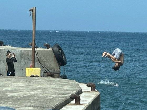 지난 19일 오후 3시 제주시 이호동 동포구에서 20대로 보이는 청년들이 태풍 종다리가 북상한다는 소식에도 다이빙을 하고 있다. 최충일 기자