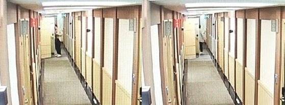 총 19명의 사상자가 발생한 부천 호텔 화재 사고 당시 건물 내부 폐쇄회로(CC)TV의 모습. 한 투숙객이 22일 오후 7시31분56초쯤 810호 객실로 들어갔다가 2분 35초 만에 나오고 있다. 사진 소방당국