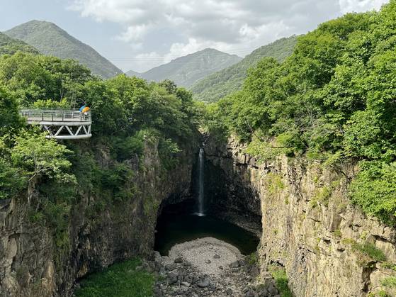 2020년 유네스코 세계지질공원에 편입된 재인폭포는 연천을 대표하는 관광지다. 재인(材人)은 줄타기를 잘하던 남자를 가리킨다. 그의 아름다운 부인을 이 고을 수령이 탐하여 재인을 죽이자 부인은 수령의 코를 물고 폭포에서 자결했다. 그 뒤 재인폭포라는 이름이 붙었다고 한다. 이곳 관계자들은 “비 온 다음날 오면 더 볼만하다”고 귀띔했다. 김홍준 기자