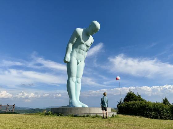 연천 군남면 옥녀봉의 그리팅맨은 2016년 세워졌다. 최근 옥녀봉까지 올라가는 길이 새로 닦였다. 노을을 배경으로 사진을 찍으려는 이들이 몰린다. 김홍준 기자