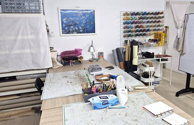 ▲가죽공예가 나다영 작가의 공방 '나다의오늘'의 작업실 내부 모습