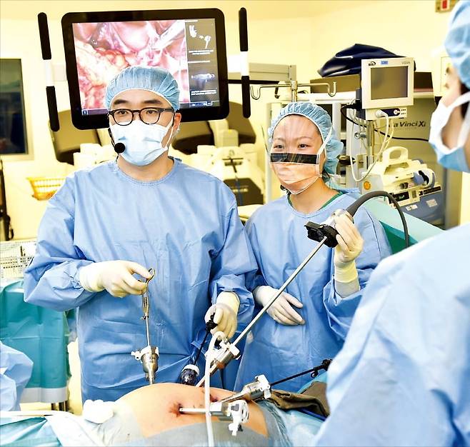 김진 고려대 안암병원 외과 교수(왼쪽 첫 번째)가 복강경을 활용해 대장암 수술을 집도하고 있다.  /고려대 안암병원 제공