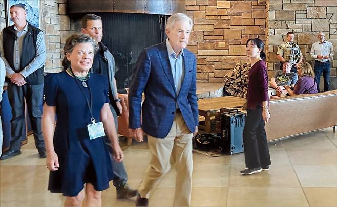 < 파월, 어떤 걸음 내딛을까 > 제롬 파월 미국 중앙은행(Fed) 의장(가운데)이 아내 얼리사 레너드(왼쪽)와 함께 22일(현지시간) 캔자스시티연방은행이 주최하는 연례행사인 잭슨홀 미팅의 개막 행사장에 들어가고 있다. /로이터연합뉴스