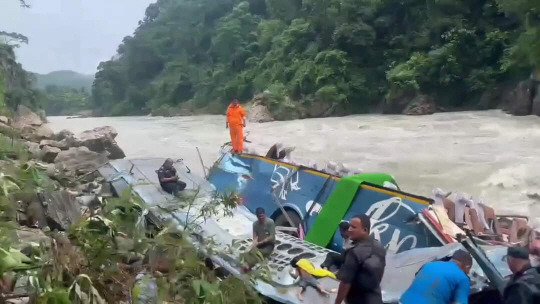 (SpotNews)NEPAL-TANAHUN-BUS ACCIDENT  23일(현지시간) 네팔 간다키 주 타나훈 지역의 마르샹디 강둑 버스 추락 현장에서 구조대원들이 작업을 하고 있다. 신화연합뉴스