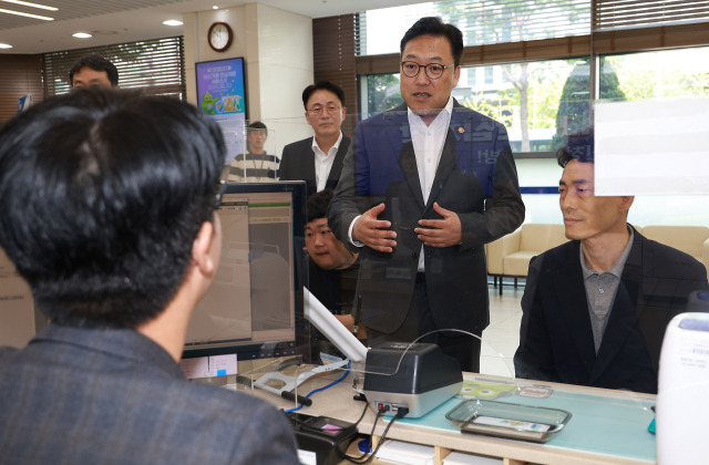 김병환 금융위원회 위원장이 23일 오전 서울 충정로 NH농협은행 본점에 방문해 창구 직원으로부터 여신거래 안심차단 서비스 가입 절차에 대해 듣고 직원들의 노고를 격려했다. /금융위원회