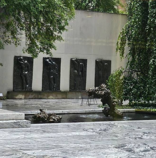 [사진=이한빛]쿠사마가 퍼포먼스를 진행했던 연못엔 다른 작품들이 들어섰다.  *재판매 및 DB 금지