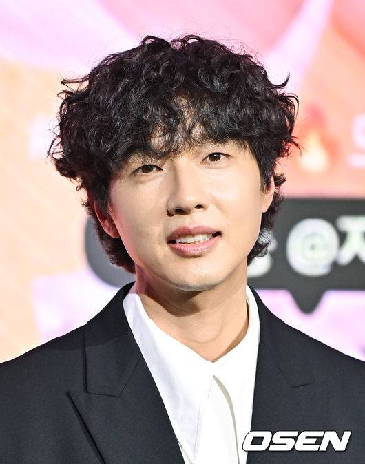 [OSEN=박준형 기자] 21일 오후 서울 상암동 스탠포드 호텔에서 KBS 2TV 새 주말드라마 ‘미녀와 순정남’(극본 김사경, 연출 홍석구, 제작 래몽래인) 제작발표회가 진행됐다.‘미녀와 순정남’은 하루아침에 밑바닥으로 추락하게 된 톱배우와 그녀를 사랑해 다시 일으켜 세우는 초짜 드라마 PD의 산전수전 공중전 인생 역전을 그린 파란만장한 로맨스 성장드라마다.&nbsp; 주말드라마 ‘미녀와 순정남’은 오는 23일 저녁 7시 55분 첫 방송된다배우 지현우가 미소 짓고 있다.   2024.03.21 / soul1014@osen.co.kr