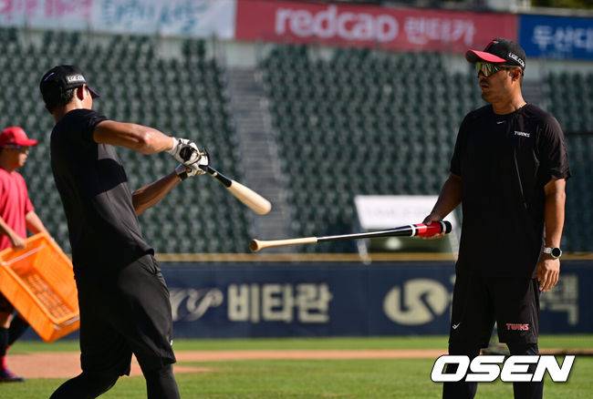 [OSEN=잠실, 김성락 기자] 16일 오후 서울&nbsp;잠실야구장에서&nbsp;'2024 신한 SOL Bank KBO리그' LG 트윈스와 KIA 타이거즈의 경기가 열렸다.이날 LG는 최원태, KIA는 김도현을 선발로 내세웠다.경기 시작에 앞서 LG 이호준 코치, 이영빈이 훈련을 하고 있다. 2024.08.16 / ksl0919@osen.co.kr