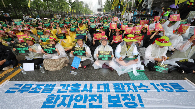 보건의료노조 노조원이 작년 7월 14일 세종시 정부세종청사 보건복지부 앞에서 총파업 대회를 열고 인력·공공의료 확충, 간호간병통합서비스 전면 확대 등을 촉구하고 있다. 연합뉴스