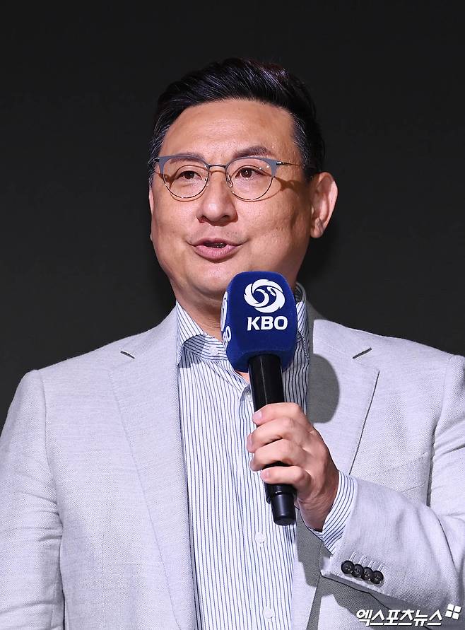 14일 오후 서울 소공동 웨스틴조선에서 열린 '2024 KBO 신인 드래프트'에 참석한 KIA 타이거즈 심재학 단장이 인사하고 있다. 엑스포츠뉴스 DB