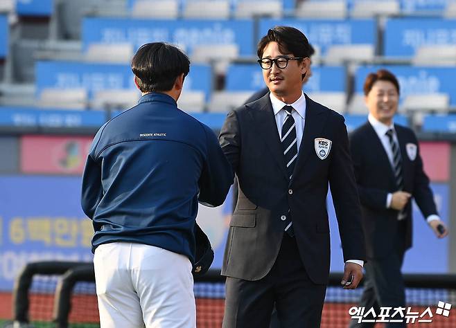 31일 오후 수원KT위즈파크에서 열리는 '2023 신한은행 SOL KBO 포스트시즌' NC 다이노스와 KT 위즈의 플레이오프 2차전 경기에 앞서 박용택 해설위원이 NC 전민수 코치와 인사를 나누고 있다. 엑스포츠뉴스 DB