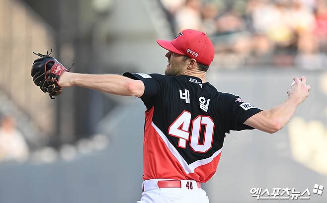 KIA 투수 네일은 24일 NC파크에서 열린 '2024 신한 SOL Bank KBO 리그' NC와 주말 3연전 두 번째 경기에서 선발 등판했다. 5이닝 무실점 호투했지만, 6회말 데이비슨의 직선타에 턱을 맞으며 교체됐다. 네일은 현재 병원 검진할 예정이다. 엑스포츠뉴스 DB