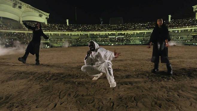 23일 고양종합운동장에서 열린 내한 공연에서 열창하는 카녜이 웨스트 [카녜이 웨스트 공식 유튜브. 재판매 및 DB 금지]