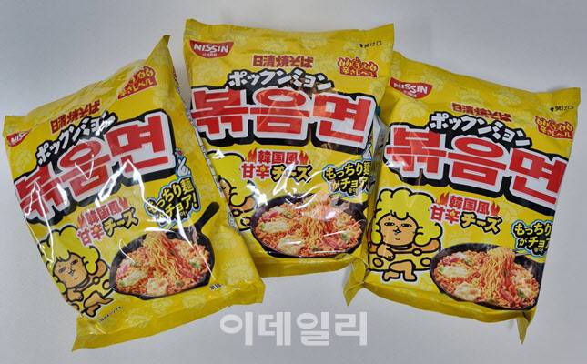 삼양식품 불닭볶음면을 카피한 닛신의 치즈 볶음면 제품 (사진=한전진 기자)
