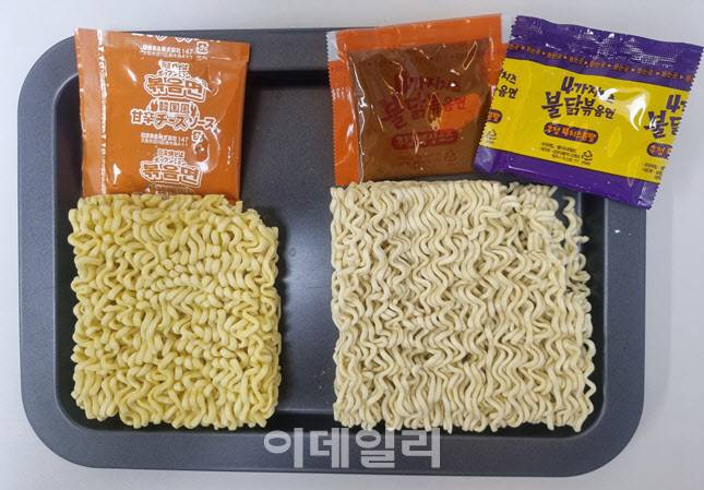 닛신 치즈 볶음면(왼쪽)과 삼양식품의 4가지 치즈 불닭볶음면 (사진=한전진 기자)