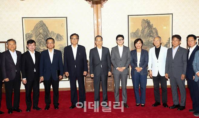 한덕수 국무총리와 한동훈 국민의힘 대표, 정진석 대통령 비서실장을 비롯한 참석자들이 25일 서울 종로구 삼청동 총리공관에서 열린 고위당정협의회에 앞서 기념 촬영을 하고 있다. (사진=방인권 기자)