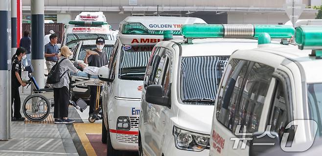 한 대학병원에서 구급차량이 응급 환자들을 실어 나르고 있다. 2024.8.20/뉴스1 ⓒ News1 민경석 기자