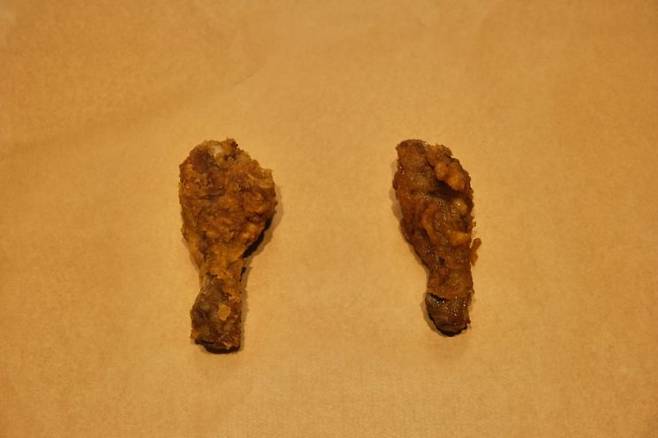 홈플러스 당당치킨 닭다리(좌)와 이마트 어메이징 완벽치킨 닭다리(우)