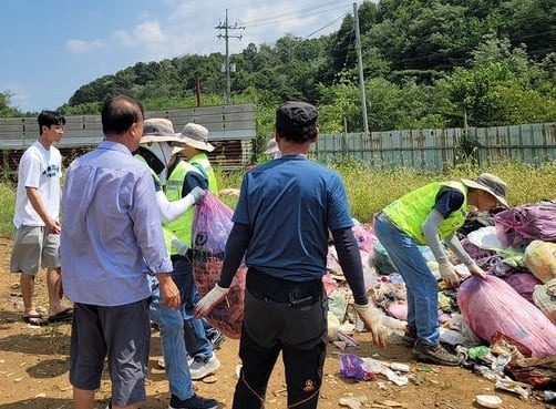 지난 23일 시민이 실수로 잃어버린 돈을 찾아주기 위해 김주완 주무관, 조석재 환경공무관, 클린시티 기간제 근로자들이 쓰레기 더미를 뒤지고 있다./안동시