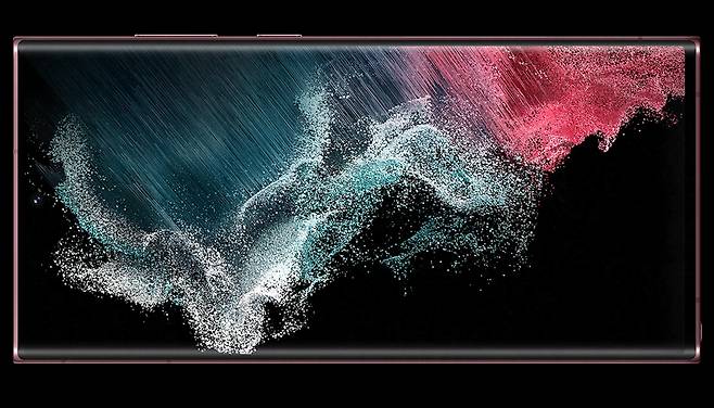 LTPO OLED가 적용된 삼성전자의 스마트폰 갤럭시S22 울트라. LTPO OLED는 전력 사용량이 적고 화면 밝기를 일관되게 유지할 수 있다. 한국은 LTPO OLED 특허 출원량이 가장 많은 것으로 확인됐다./삼성전자