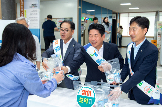 아침밥 나눠주는 김창규 제천시장(맨 오른쪽에서 두 번째). 사진=제천시 제공