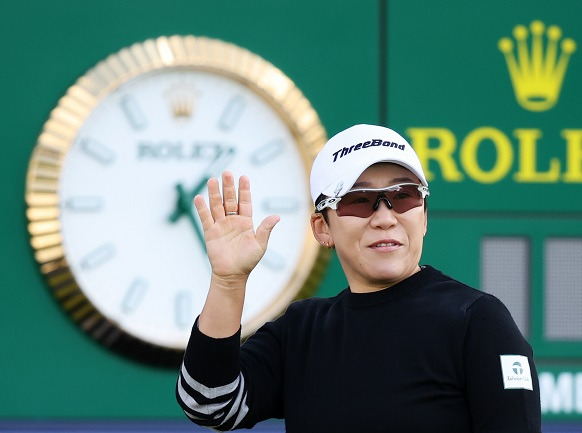 2024년 미국여자프로골프(LPGA) 투어 메이저 골프대회 AIG여자오픈(이전 대회명 브리티시 여자오픈) 우승 경쟁에 뛰어든 신지애 프로가 3라운드에서 경기하는 모습이다. 사진제공=Ross Parker/R&A