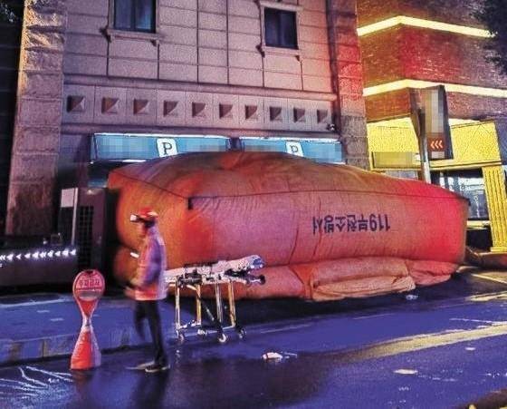 남녀 투숙객 추락 후 뒤집혀 있는 에어매트. 연합뉴스