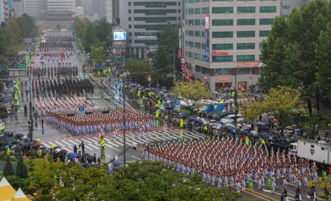 지난해 열린 건군 75주년 국군의 날 기념행사에서 군 장병들이 서울 중구 세종대로를 시가 행진을 하고 있다. 연합뉴스