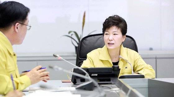 세월호 참사 당일인 2014년 4월 16일 오후 5시, 박근혜 대통령은 중앙재난안전대책본부를 방문했다. 중앙포토