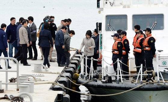 2014년 5월 4일 박근혜 대통령은 세월호 참사 발생 뒤 두 번째로 전남 진도 팽목항을 방문해 구조·수색 작업을 점검했다. 중앙포토