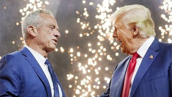 23일(현지시간) 애리조나주 글렌데일에서 열린 유세 집회에서 트럼프 전 대통령이 지지의사를 밝힌 무소속 대선 후보 로버트 F. 케네디 주니어와 악수를 하고있다. AP=연합뉴스