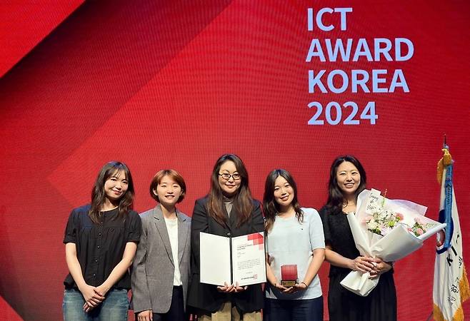 LG유플러스가 'ICT 어워드 코리아 2024'에서 디지털 콘텐츠 및 마케팅 분야 금상을 받았다. 사진 왼쪽부터 LG유플러스 디지털커뮤니케이션팀에 있는 윤지혜 선임, 이미소 사원, 이명연 책임, 김윤지 사원, 구수진 팀장. LG유플러스 제공