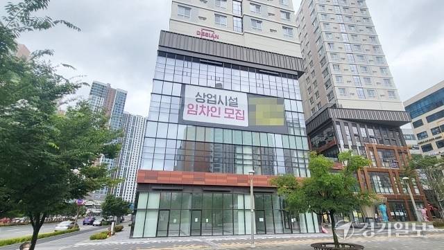 남양주시 다산신도시 및 별내신도시 상가 공실률이 올라 지역 경제가 위기를 맞은 가운데. 다산신도시 한 상가건물 외벽에 임대를 알리는 현수막이 걸려 있다. 김태우기자