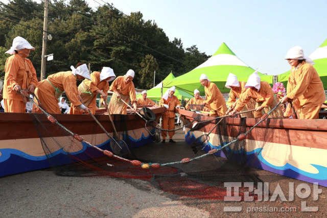 ▲전어축제장에서 진행된 전어잡이 재현헹사ⓒ광양시