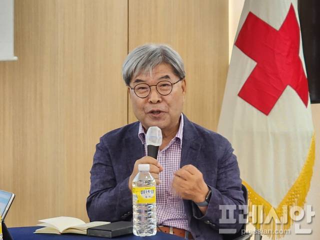 ▲지난 24일 삶을 가꾸는 교육자치포럼 주최로 열린 ‘경기교육포럼’에서 이재정 전 경기도교육감이 현재의 교육에 대한 생각을 전하고 있다. ⓒ프레시안(전승표)