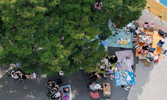 25일 대구 북구 산격동 유통단지공원물놀이장에서 시민들이 그늘 밑에서 휴식을 취하고 있다. 연합뉴스