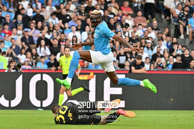 ▲&nbsp;영국 매체 '더 선'은 25일(한국시간) "첼시와 나폴리의 협상은 오시멘의 과도한 주급 요구로 인해 지연되고 있다"라고 보도했다.&nbsp;이어 "오시멘은 주급 50만 파운드(약 8억 7,803만 원)라는 파격적인 요구를 하고 있다. 이는 프리미어리그에서 가장 높은 연봉을 받는 선수로 만들 수 있다"라고 덧붙였다.&nbsp;또한 "첼시는 여름 내내 오시멘 측과 협상을 진행했지만 아직 합의점을 찾지 못했다"라고 전했다.