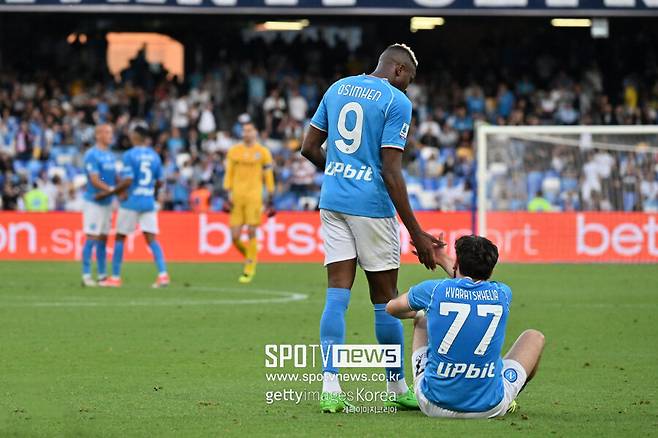 ▲&nbsp;영국 매체 '더 선'은 25일(한국시간) "첼시와 나폴리의 협상은 오시멘의 과도한 주급 요구로 인해 지연되고 있다"라고 보도했다.&nbsp;이어 "오시멘은 주급 50만 파운드(약 8억 7,803만 원)라는 파격적인 요구를 하고 있다. 이는 프리미어리그에서 가장 높은 연봉을 받는 선수로 만들 수 있다"라고 덧붙였다.&nbsp;또한 "첼시는 여름 내내 오시멘 측과 협상을 진행했지만 아직 합의점을 찾지 못했다"라고 전했다.