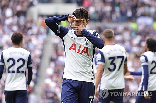 손흥민이 보여준 엄청난 강도의 압박은 '축구 종가' 잉글랜드 축구 국가대표팀의 주전 수문장도 당황할 정도였다. 잉글랜드 축구대표팀의 수호신 조던 픽퍼드를 상대로 두 골을 작렬시키며 토트넘 홋스퍼의 4-0 대승을 이끈 손흥민은 당연하게도 MOM(Man Of the Match, 최우수선수)으로 선정됐다. 이날 멀티골로 손흥민은 자신의 프리미어리그 통산 121호골과 122호골을 기록, 로멜루 루카쿠(121골)와 스티븐 제라드(120골)를 넘어 프리미어리그 역대 득점 21위로 올라섰다. 손흥민은 3라운드 뉴캐슬 유나이티드 원정에서 시즌 3호골에 도전한다. 사진 연합뉴스