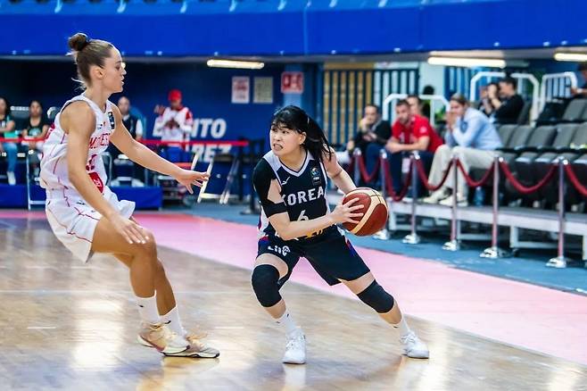 공격을 시도하는 이소희(오른쪽) [FIBA 제공. 재판매 및 DB 금지]