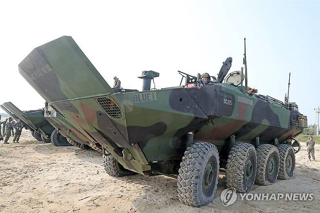 최신 미 해병대 장갑차 (포항=연합뉴스) 손대성 기자 = 한미 해군·해병대가 경북 포항 일대에서 연합상륙훈련인 2024년 쌍룡훈련을 하는 가운데 25일 포항 해안에서 미 해병대의 최신 차륜형 상륙장갑차 ACV에 탄 해병대원들이 함정 탑재 훈련을 준비하고 있다. 2024.8.25 sds123@yna.co.kr
