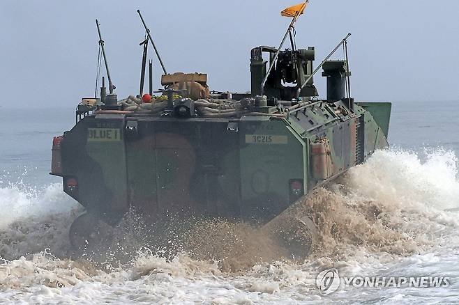 바다를 향해 돌진 (포항=연합뉴스) 손대성 기자 = 한미 해군·해병대가 경북 포항 일대에서 연합상륙훈련인 2024년 쌍룡훈련을 하는 가운데 25일 포항 해안에서 미 해병대의 최신 차륜형 상륙장갑차 ACV가 바다로 돌진하고 있다. 2024.8.25 sds123@yna.co.kr